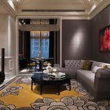 Nichts kann einen Raum so zerstören wie die falsche Beleuchtung. Dabei können auch indirekte Lichtquellen nicht passen, nämlich dann, wenn das Licht nicht warmweiß, sondern kalt und grell wirkt. Ein überlegtes Lichtkonzept ist daher ganz wichtig.