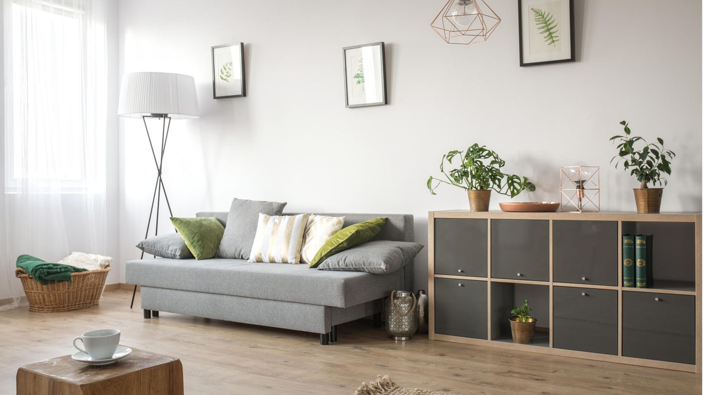 Gut gedacht, schlecht gemacht: Um den Räum besser zu strukturieren und gemütlich zu machen, brauchen Sie Wanddekoration. Bilder, Poster, Wandteppiche oder auch Pflanzen in Wandtöpfen. Nackte Wände wirken kahl und kalt. Aber: Zu kleine Bilder wirken verloren. Seien Sie mutig und hängen Sie große oder eben mehrere kleine Bilder auf. Als Faustformel gilt: Im Esszimmer und über dem Sofa kann das Bild breiter als 100 cm sein, über einem Doppelbett sogar ab 120 cm. Im Flur machen sich mehrere Bilder in unterschiedlichen Größen gut.