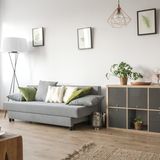 Gut gedacht, schlecht gemacht: Um den Räum besser zu strukturieren und gemütlich zu machen, brauchen Sie Wanddekoration. Bilder, Poster, Wandteppiche oder auch Pflanzen in Wandtöpfen. Nackte Wände wirken kahl und kalt. Aber: Zu kleine Bilder wirken verloren. Seien Sie mutig und hängen Sie große oder eben mehrere kleine Bilder auf. Als Faustformel gilt: Im Esszimmer und über dem Sofa kann das Bild breiter als 100 cm sein, über einem Doppelbett sogar ab 120 cm. Im Flur machen sich mehrere Bilder in unterschiedlichen Größen gut.