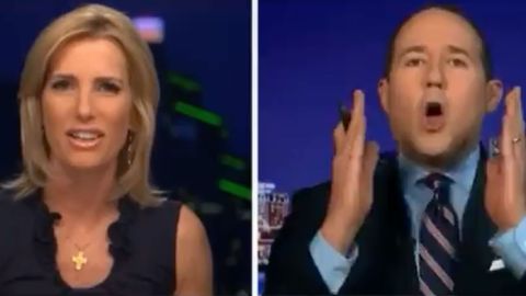 Fox News-Moderatorin Laura Ingraham guckt verduzt während ihr Kollege Steven Arroyo sie anbrüllt
