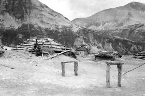Von Asche heimgesucht: Katmai Village im Juni 1912 nach dem Ausbruch des Vulkans Novarupta