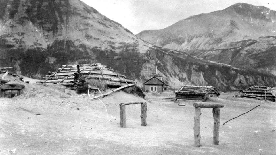 Von Asche heimgesucht: Katmai Village im Juni 1912 nach dem Ausbruch des Vulkans Novarupta