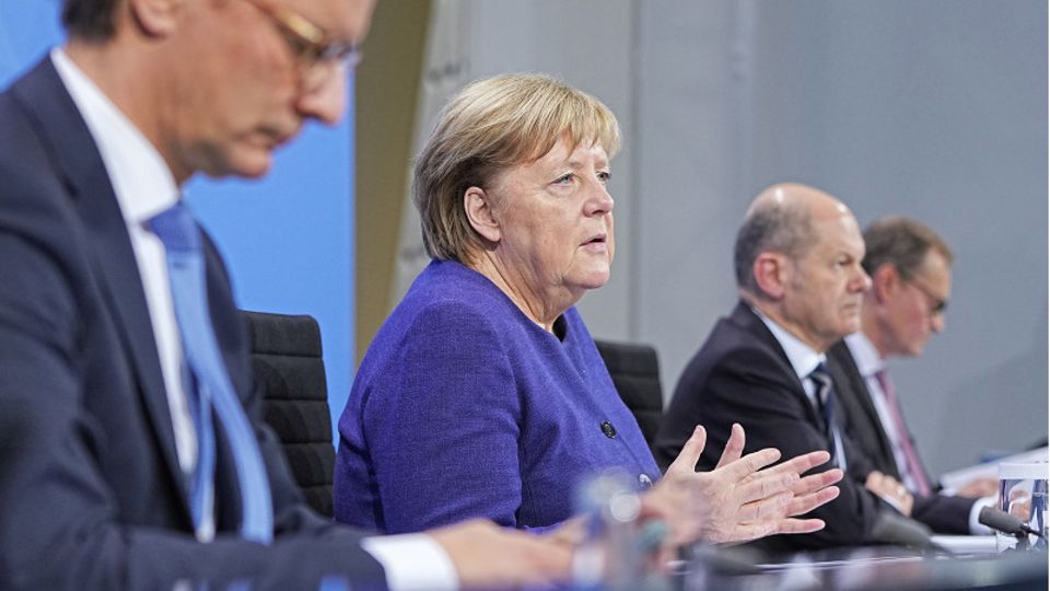 Von links nach rechts: NRW-Ministerpräsident Hendrik Wüst, Noch-Kanzlerin Angela Merkel, ihr baldiger Nachfolger Olaf Scholz und Berlins Bürgermeister Michael Müller