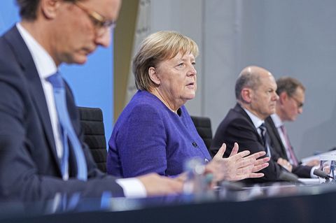 Von links nach rechts: NRW-Ministerpräsident Hendrik Wüst, Noch-Kanzlerin Angela Merkel, ihr baldiger Nachfolger Olaf Scholz und Berlins Bürgermeister Michael Müller