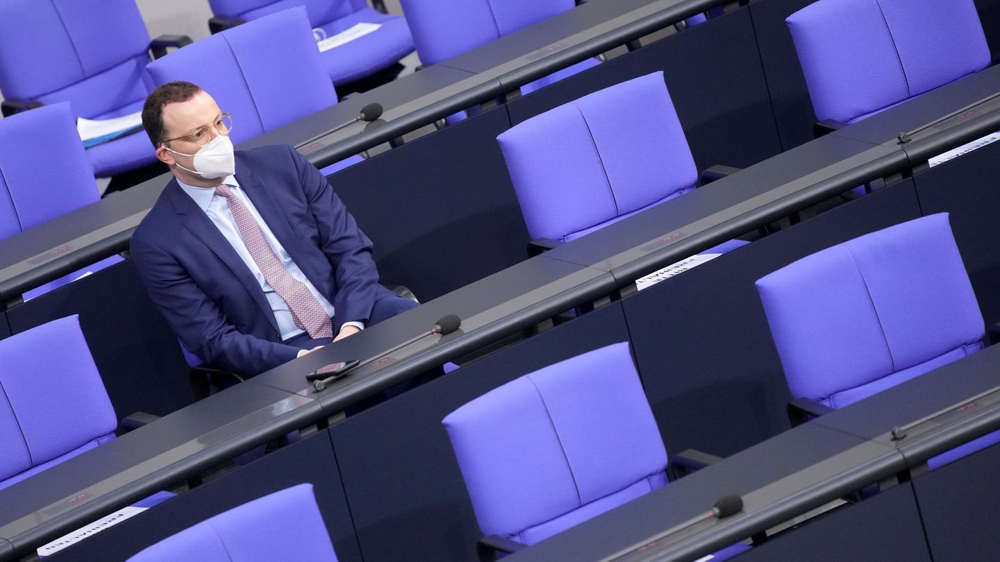 Gesundheitsminister Jens Spahn einsam auf den Abgeordnetensitzen im Bundestag