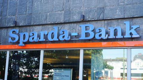 Nach Gerichtsurteil: Sparda Bank verlangt Negativzinsen auf Girokonten. Zu Unrecht. Jetzt drohen Strafen für weitere Banken
