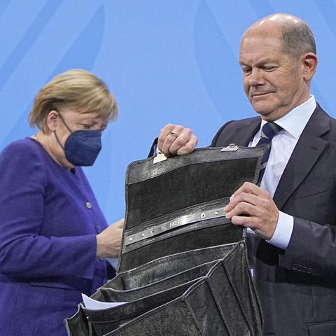Die geschäftsführende Bundeskanzlerin Angela Merkel (CDU) und ihr wahrscheinlicher Nachfolger Olaf Scholz (SPD)