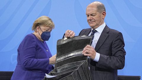 Die geschäftsführende Bundeskanzlerin Angela Merkel (CDU) und ihr wahrscheinlicher Nachfolger Olaf Scholz (SPD)