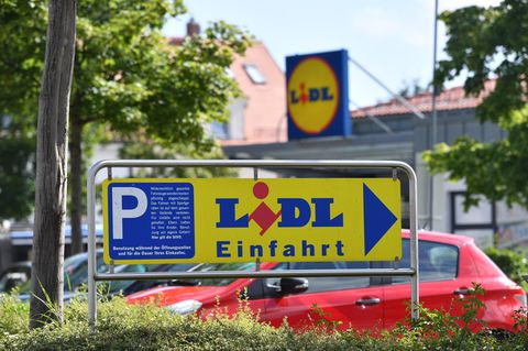 Knöllchen auf dem Lidl-Parkplatz: Ein Kunde in Düsseldorf musste für wenige Sekunden knapp 25 Euro zahlen (Symbolbild).