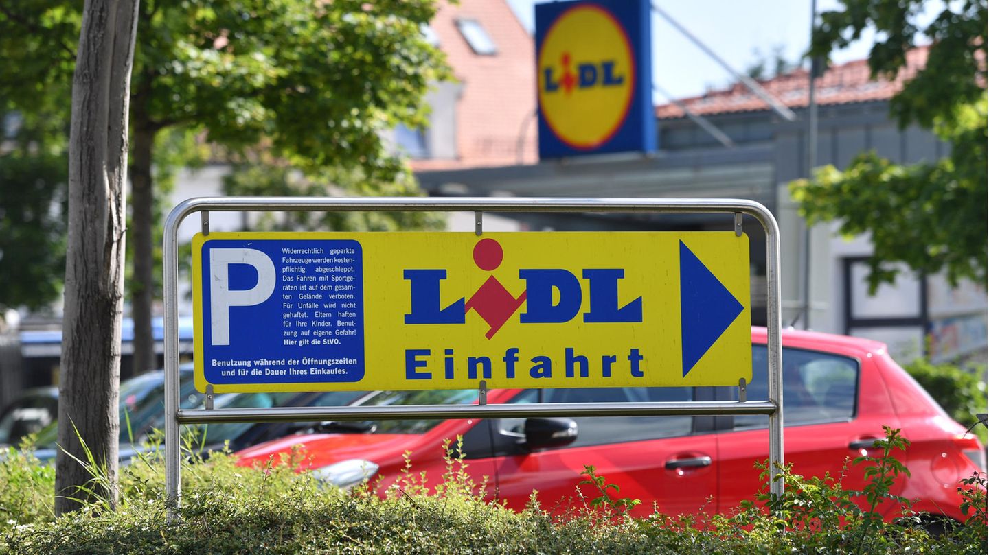 Knöllchen auf dem Lidl-Parkplatz: Ein Kunde in Düsseldorf musste für wenige Sekunden knapp 25 Euro zahlen (Symbolbild).
