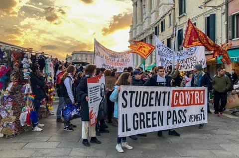 Front gegen Ungeimpfte: Italien verschärft Corona-Regeln. Und die Geimpften gehen auf die Barrikaden