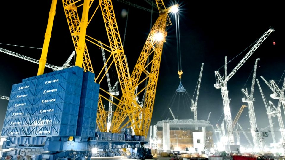 "Big Carl": Größter Kran der Welt baut Atomkraftwerk in England "Big Carl": Größter Kran der Welt baut Atomkraftwerk in England
