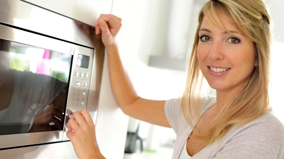 Eine Mikrowelle und ihre Funktionstasten.