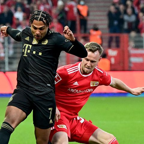 Bayerns Serge Gnabry (l.) und Cedric Teuchert von Union Berlin liefern sich einen beherzten Zweikampf 