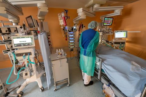 Ein Arzt untersucht einen Coronapatienten auf der Intensivstation in der Münchner Asklepios Klinik