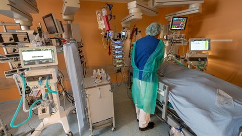 Ein Arzt untersucht einen Coronapatienten auf der Intensivstation in der Münchner Asklepios Klinik