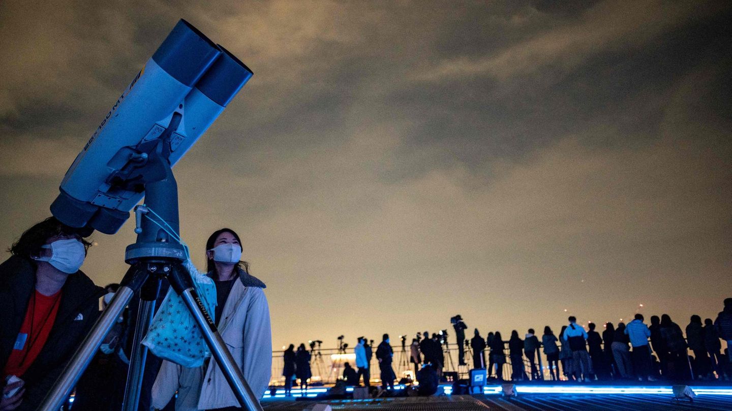 Mondfinsternos 2021 - Beobachter in Tokio