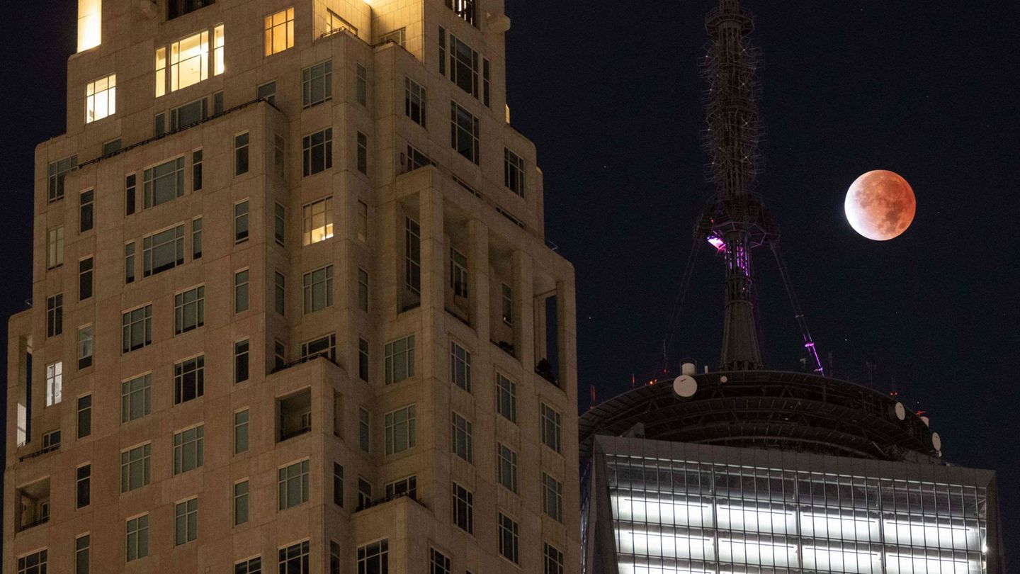 Mondfinsternis 2021 - Kupferkugel über New York City