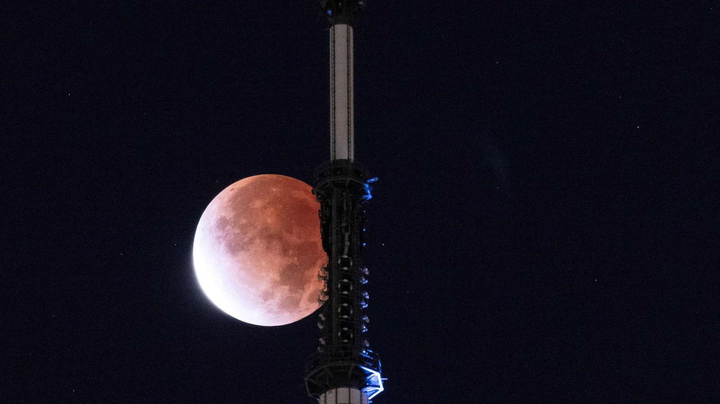 Mondfinsternis - Rötlicher Schimmer Mondfinsternis - Rötlicher Schimmer