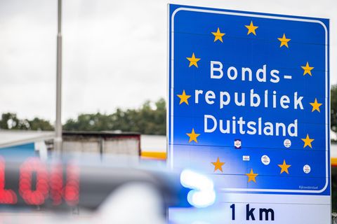 Auf einem blauen Schild mit zwölf gelben Sternen steht "Bondsrepubliek Duitsland"