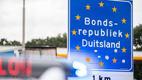 Auf einem blauen Schild mit zwölf gelben Sternen steht "Bondsrepubliek Duitsland"