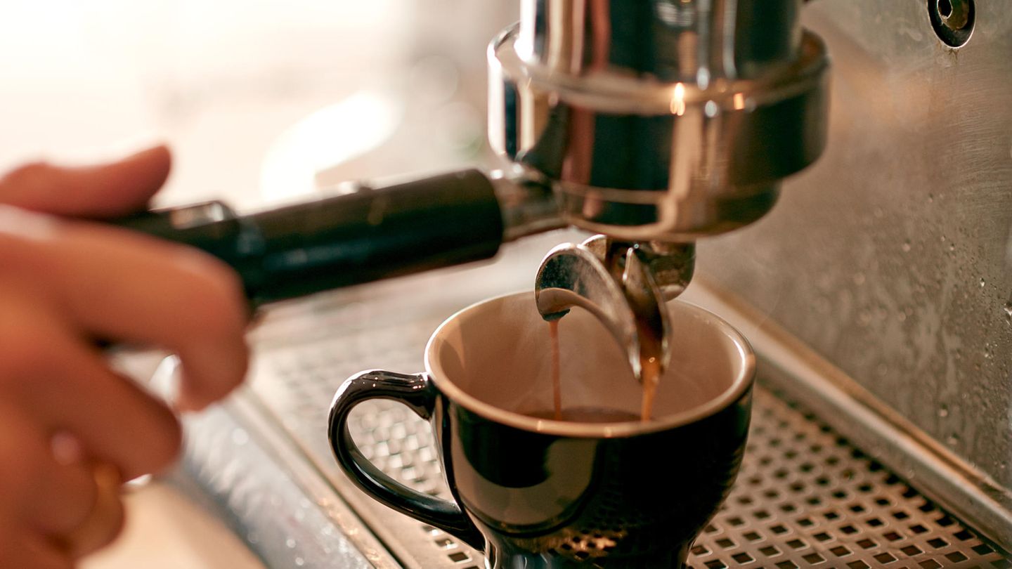 Kaffee auf Barista-Niveau?: Warentest prüft günstige Siebträger-Maschinen – und findet Bleischleudern
