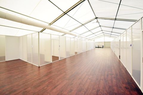 Wiedereröffnung von gefluteten Geschäften: Provisorisches Einkaufszentrum in Container eröffnet
