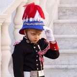 Von seinem Vater hatte er sich den militärischen Gruß abgeschaut. Doch das sieht noch etwas holprig aus. Zudem grüßt Jacques mit der falschen Hand. Doch das wird ihm keiner übel nehmen: Der Kleine ist erst sechs Jahre alt, am 14. Dezember feiert er zusammen mit seiner Schwester den 7. Geburtstag.