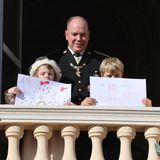 Es war der emotionale Höhepunkt dieses Nationalfeiertags: Erbprinz Jacques und Prinzessin Gabriella zeigten auf dem Balkon des Schlosshofes selbstgeschriebene Schilder, in denen sie an ihrer abwesende Mutter erinnerten. Aufgrund einer schweren Erkrankung konnte Charlène der Zeremonie nicht beiwohnen. Ihre Kinder lassen sie auf diesem Wege wissen, dass sie sie lieben und vermissen. 