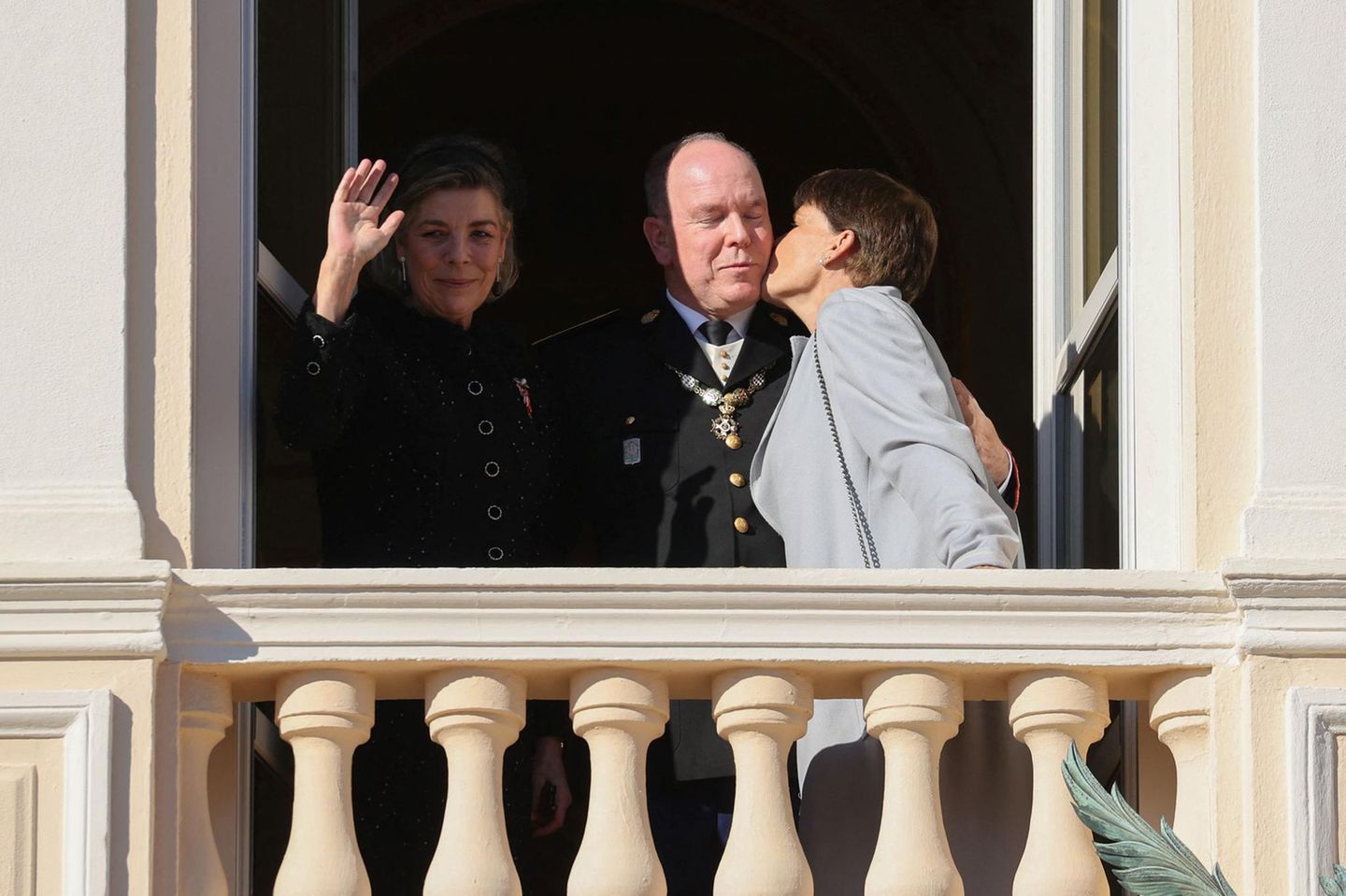 Für Prinz Albert II. war dies sicherlich kein leichter Tag. Seine beiden Schwestern, Prinzessin Caroline von Hannover (l.) und Prinzessin Stephanie von Monaco rahmten ihn ein. Letztere gab ihm einen Kuss auf die Wange, als öffentliche Demonstration der familiären Einheit.