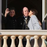 Für Prinz Albert II. war dies sicherlich kein leichter Tag. Seine beiden Schwestern, Prinzessin Caroline von Hannover (l.) und Prinzessin Stephanie von Monaco rahmten ihn ein. Letztere gab ihm einen Kuss auf die Wange, als öffentliche Demonstration der familiären Einheit.