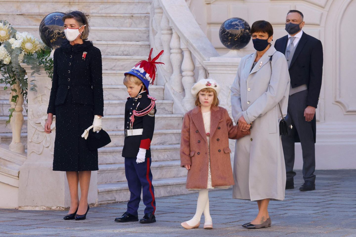 Nationalfeiertag in Monaco: Besonderes Interesse riefen die anwesenden Kinder hervor. Insbesondere Erbprinz Jacques und Prinzessin Gabriella, die beiden Kinder von Albert und Charlène. Jacques hatte sich in Uniform herausgeputzt und trug einen Helm, seine Zwillingsschwester war in einen schicken braunen Mantel gekleidet. Besonderes Interesse riefen die anwesenden Kinder hervor. Insbesondere Erbprinz Jacques und Prinzessin Gabriella, die beiden Kinder von Albert und Charlène. Jacques hatte sich in Uniform herausgeputzt und trug einen Helm, seine Zwillingsschwester war in einen schicken braunen Mantel gekleidet.