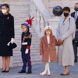 Besonderes Interesse riefen die anwesenden Kinder hervor. Insbesondere Erbprinz Jacques und Prinzessin Gabriella, die beiden Kinder von Albert und Charlène. Jacques hatte sich in Uniform herausgeputzt und trug einen Helm, seine Zwillingsschwester war in einen schicken braunen Mantel gekleidet.