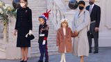 Besonderes Interesse riefen die anwesenden Kinder hervor. Insbesondere Erbprinz Jacques und Prinzessin Gabriella, die beiden Kinder von Albert und Charlène. Jacques hatte sich in Uniform herausgeputzt und trug einen Helm, seine Zwillingsschwester war in einen schicken braunen Mantel gekleidet.