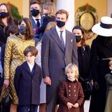 Auch Charlotte Casiraghi (oben l.) war gekommen. Vor ihr Sohn Raphaël Elmaleh. Neben den Erwachsenen: Pierre Casiraghi, dessen Frau Beatrice Borromeo mit ihren beiden Kindern Francesco und Stefano Casiraghi (rechts untere Reihe). Ganz links: Sasha Casiraghi, der Sohn von Andrea Casiraghi und Tatiana Santo Domingo.