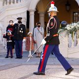 Alle strammstehen: Wie jedes Jahr feiert Monaco auch in diesem Jahr am 19. November seinen Nationalfeiertag, der mit einer Militärparade eingeläutet wird. Aufgrund der Corona-Pandemie trugen die erwachsenen Mitglieder der Fürstenfamilie Masken. Prinz Albert II. von Monaco (3.v.l.) salutierte den vorbeilaufenden Soldaten.