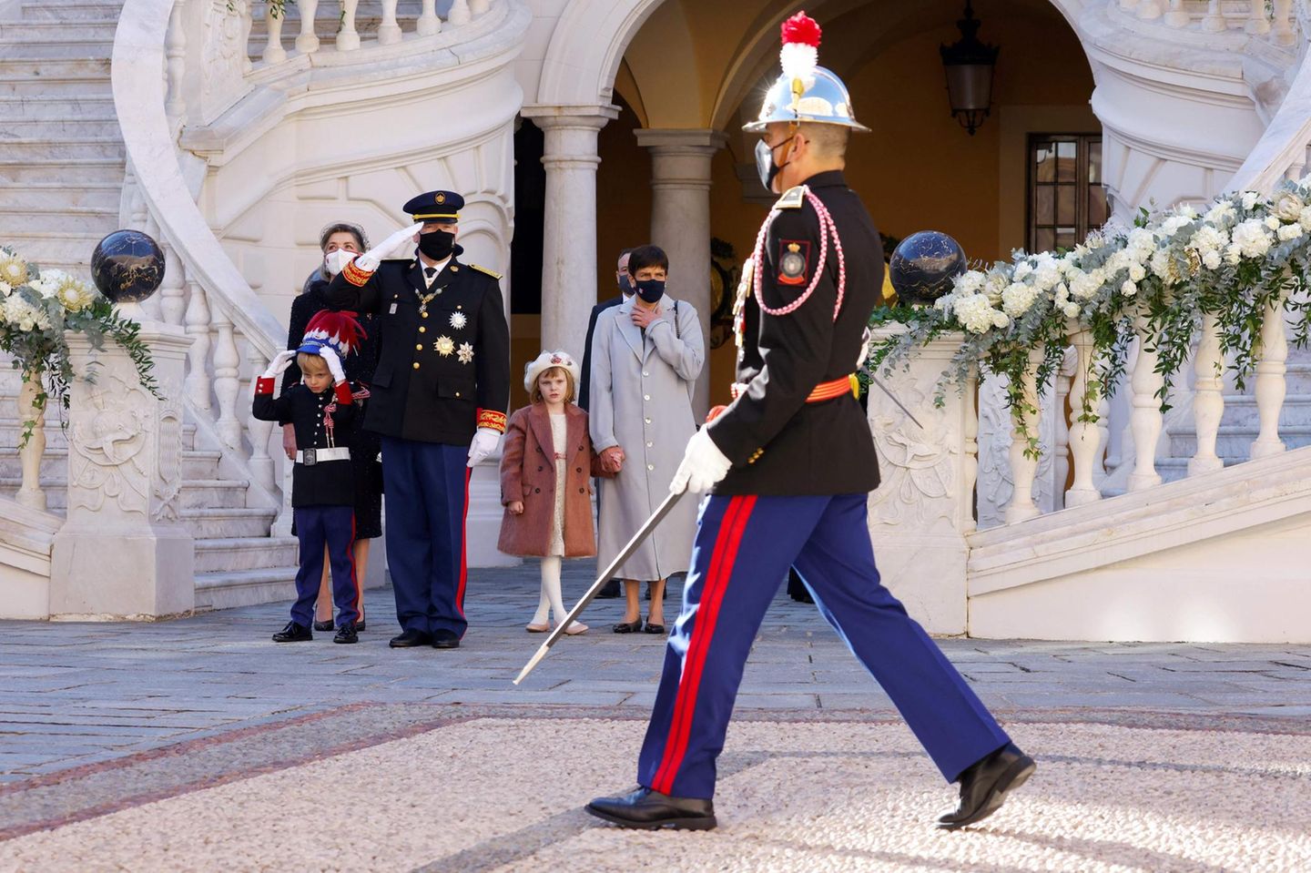 Nationalfeiertag in Monaco: Alle strammstehen: Wie jedes Jahr feiert Monaco auch in diesem Jahr am 19. November seinen Nationalfeiertag, der mit einer Militärparade eingeläutet wird. Aufgrund der Corona-Pandemie trugen die erwachsenen Mitglieder der Fürstenfamilie Masken. Prinz Albert II. von Monaco (3.v.l.) salutierte den vorbeilaufenden Soldaten. Alle strammstehen: Wie jedes Jahr feiert Monaco auch in diesem Jahr am 19. November seinen Nationalfeiertag, der mit einer Militärparade eingeläutet wird. Aufgrund der Corona-Pandemie trugen die erwachsenen Mitglieder der Fürstenfamilie Masken. Prinz Albert II. von Monaco (3.v.l.) salutierte den vorbeilaufenden Soldaten.
