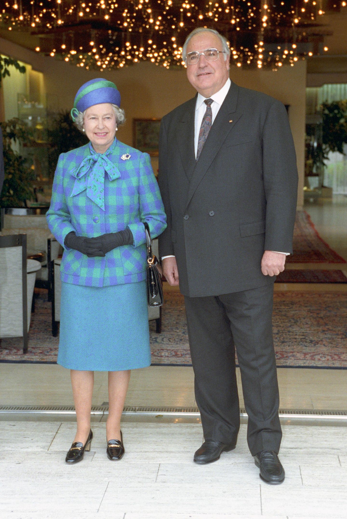 Die Queen mit Helmut Kohl