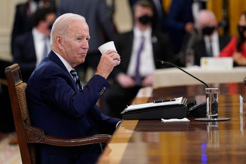 Der Senat hat Joe Bidens Sozial- und Klimapaket beschlossen. Einen Tag vor seinem 79. Geburtstag hat der US-Präsident also schon etwas zu feiern. Na dann: Cheers!