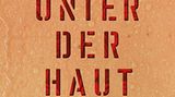 Gunnar Kaiser: Unter der Haut  Wer "Das Parfum" von Patrick Süskind verschlungen hat, wird dieses Hörbuch womöglich in einem Zug durchhören. New York City 1969. Der Literaturstudent Jonathan Rosen lernt den Lebemann Josef Eisenstein kennen. Der geheimnisvollen ältere Mann führt Rosen nicht nur die Welt der Bücher, der Kunst und des Geistes ein, sondern auch in die Macht der Verführung. Rosen erweist sich als Naturtalent. Die beiden Männer gehen regelmäßig durch die Stadt und verführen Frauen dazu, mit dem Studenten zu schlafen während Eisenstein zuschaut. Rosen ahnt nicht, dass sein Mentor ein Psychopath mit einem alten, düsteren Geheimnis ist. "Unter der Haut" ist ein äußerst vielschichtig aufgebauter Krimi, Thriller und zugleich eine psychologische Studie in kraftvoller Sprache. 