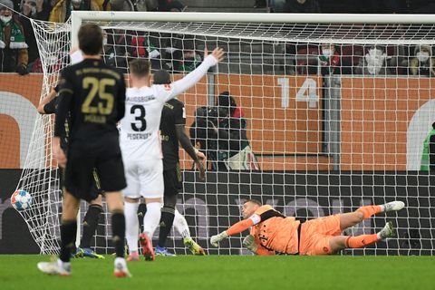 Manuel Neuer hechtet nach dem Ball