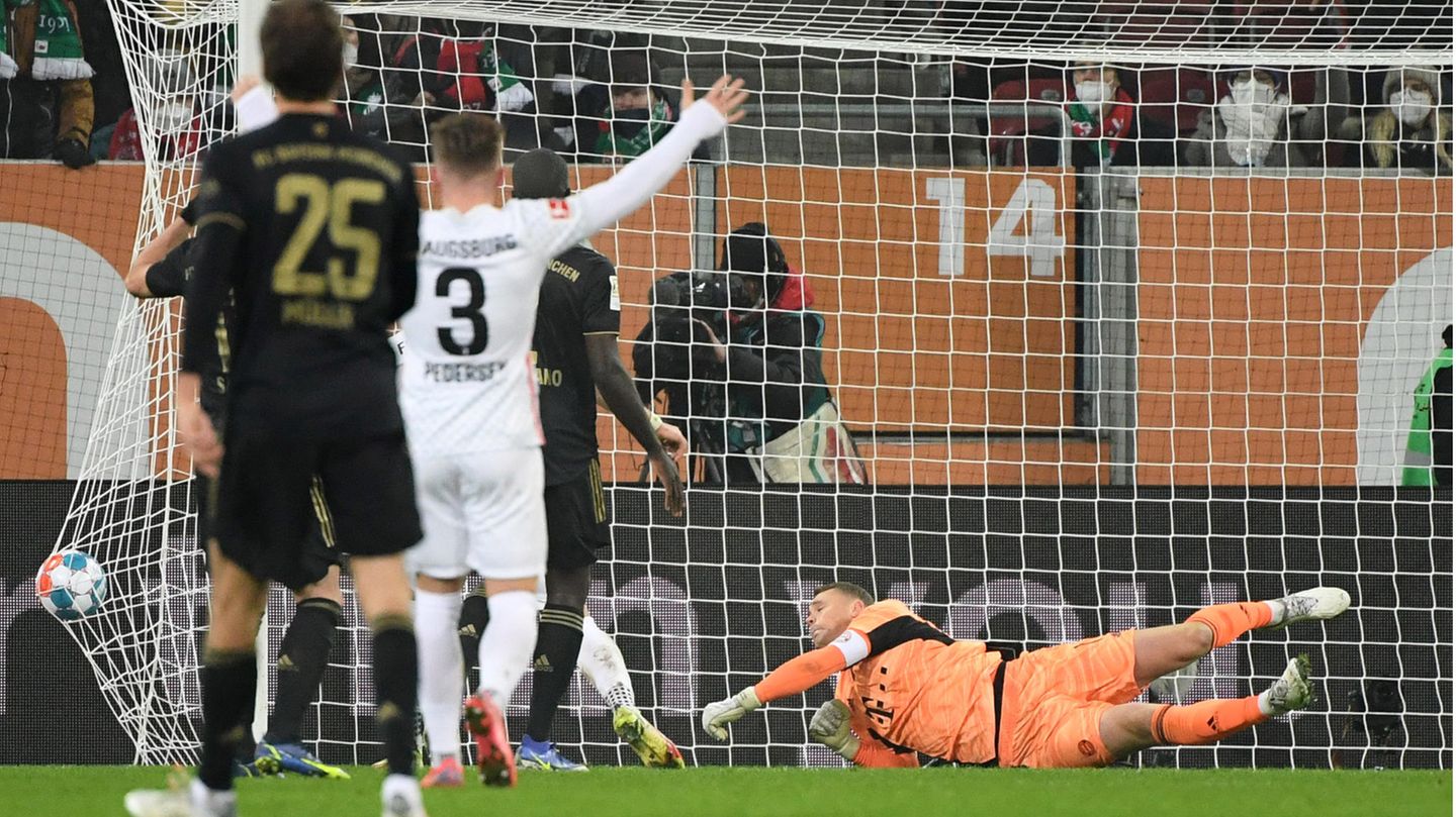 Manuel Neuer hechtet nach dem Ball