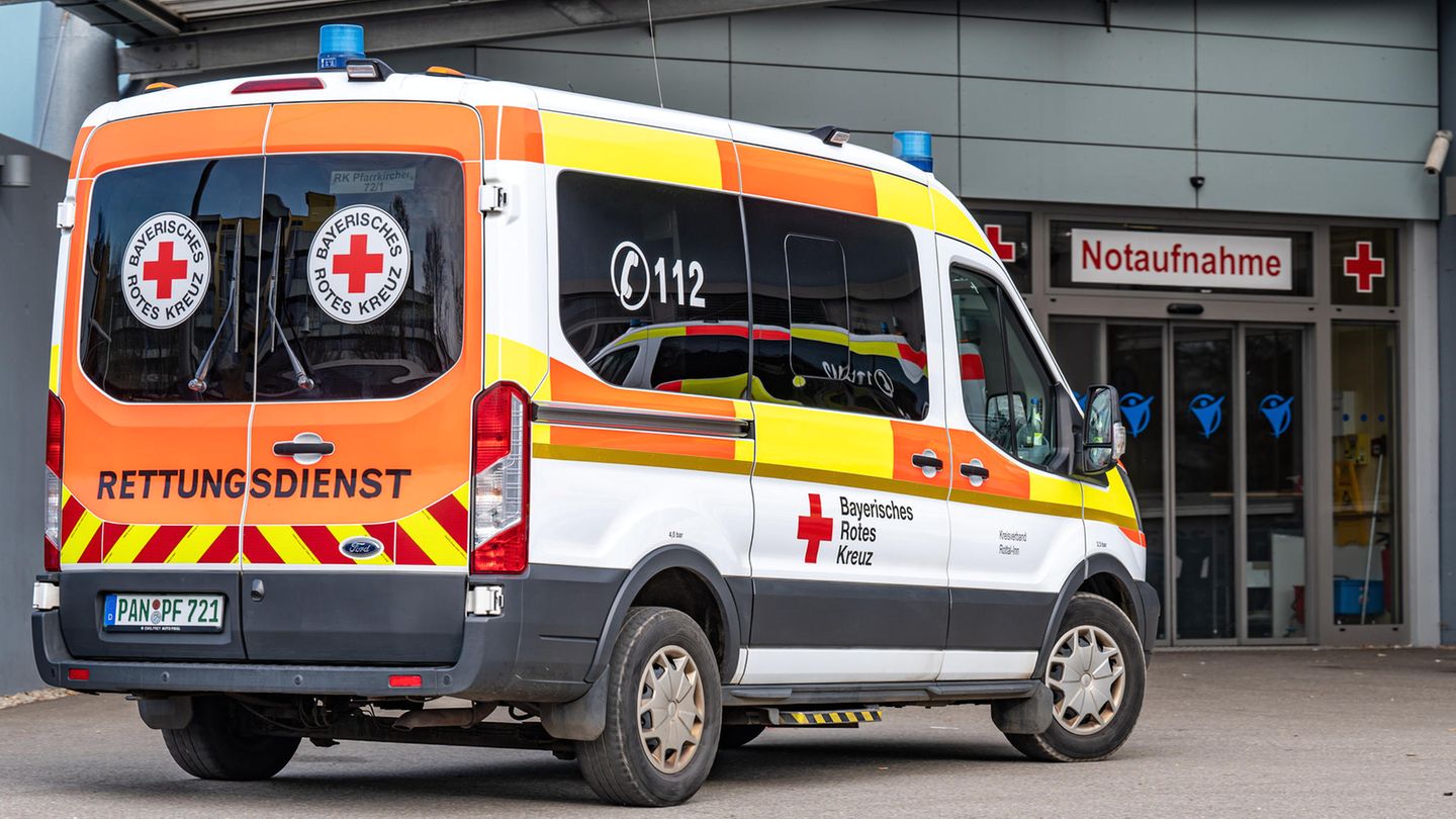 Ein Krankenwagen steht vor der Notaufnahme der Rottal-Inn Kliniken. Nach Angaben des RKI steigt die Inzidenz bundesweit weiter. 