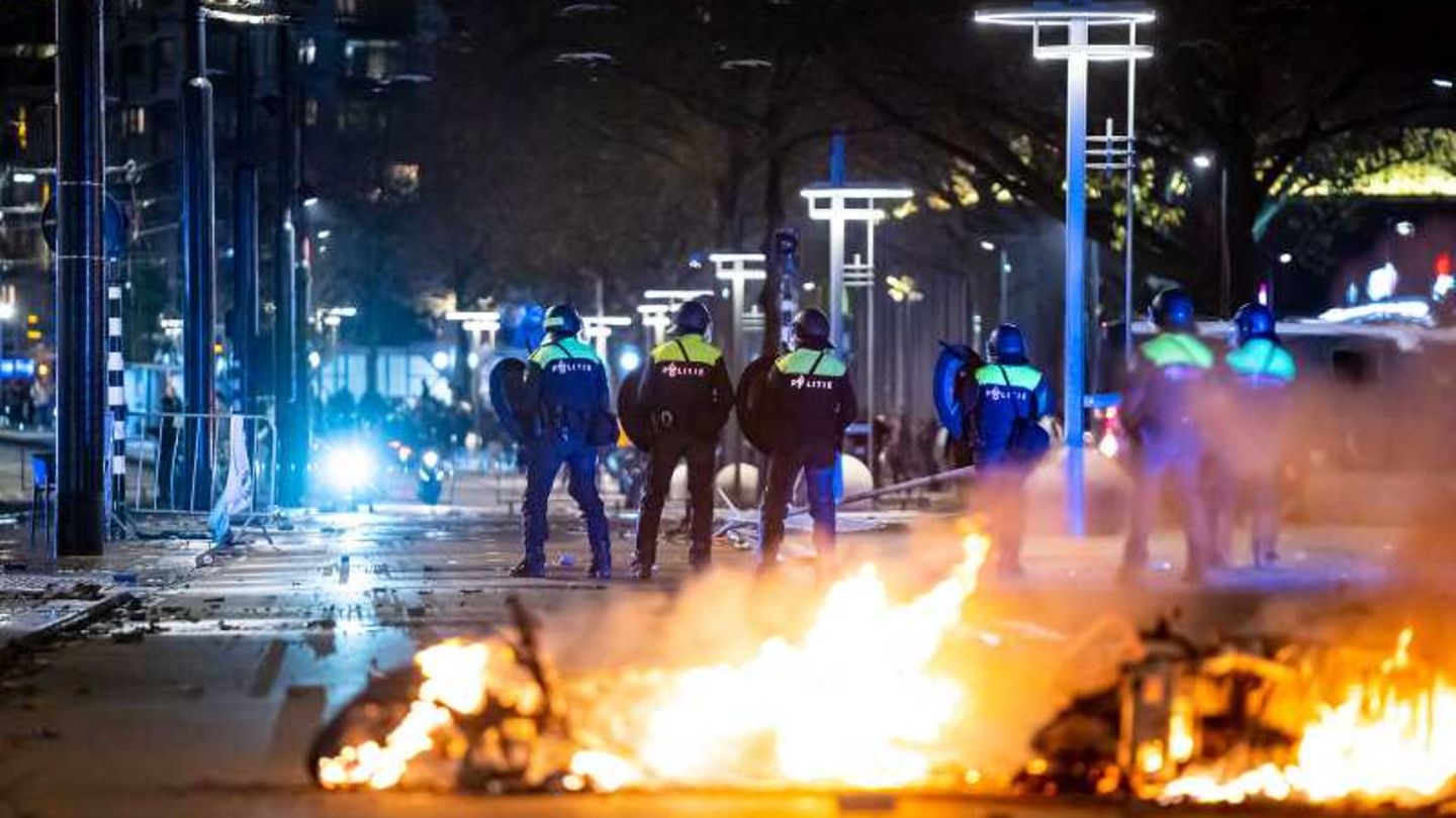 News vom Wochenende : "Orgie der Gewalt": Rotterdamer Bürgermeister prangert Ausschreitungen bei Corona-Demo an