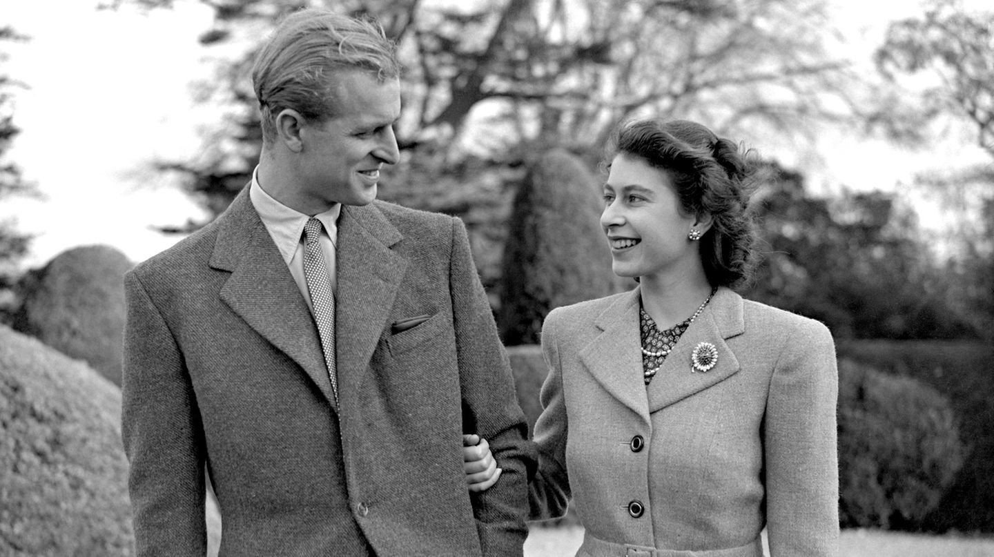 Szenen einer Ehe: Die Queen feiert erstmals einen Hochzeitstag ohne ihren geliebten Prinz Philip