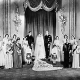 Es war der Beginn einer Ehe, die mehr als 73 Jahre halten sollte: Am 20. November 1947 gaben sich Kronprinzessin Elizabeth und Prinz Philip in der Westminster Abbey das Jawort. Es war – gemessen an der schwierigen Zeit so kurz nach Kriegsende – eine prunkvolle Hochzeit. Die 21-jährige Braut erschien in einem weißen Kleid mit langer Schleppe, der Bräutigam trug militärische Ehrenzeichen.