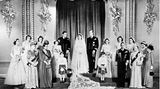 Es war der Beginn einer Ehe, die mehr als 73 Jahre halten sollte: Am 20. November 1947 gaben sich Kronprinzessin Elizabeth und Prinz Philip in der Westminster Abbey das Jawort. Es war – gemessen an der schwierigen Zeit so kurz nach Kriegsende – eine prunkvolle Hochzeit. Die 21-jährige Braut erschien in einem weißen Kleid mit langer Schleppe, der Bräutigam trug militärische Ehrenzeichen.