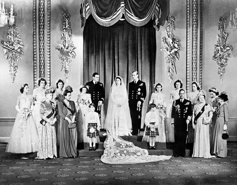 Es war der Beginn einer Ehe, die mehr als 73 Jahre halten sollte: Am 20. November 1947 gaben sich Kronprinzessin Elizabeth und Prinz Philip in der Westminster Abbey das Jawort. Es war – gemessen an der schwierigen Zeit so kurz nach Kriegsende – eine prunkvolle Hochzeit. Die 21-jährige Braut erschien in einem weißen Kleid mit langer Schleppe, der Bräutigam trug militärische Ehrenzeichen.
