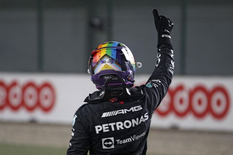 Lewis Hamilton reckt nach dem Sieg in der Qualifikation den Daumen in die Höhe