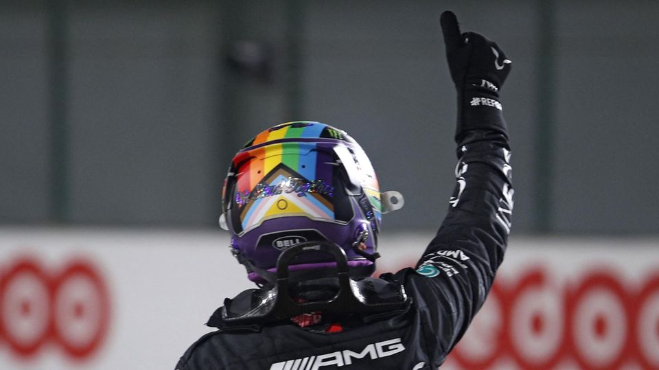 Lewis Hamilton reckt nach dem Sieg in der Qualifikation den Daumen in die Höhe
